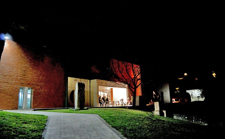 Atelier-Museu João Fragoso, Caldas da Rainha, ambiente noturno, Gocaldas, o teu Guia Turístico Local