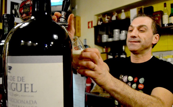 Um Copo de Vinho à Mesa Restaurante Pachá - Casa Antero, Balcão, Caldas da Rainha, Gocaldas, o teu Guia Turístico Local