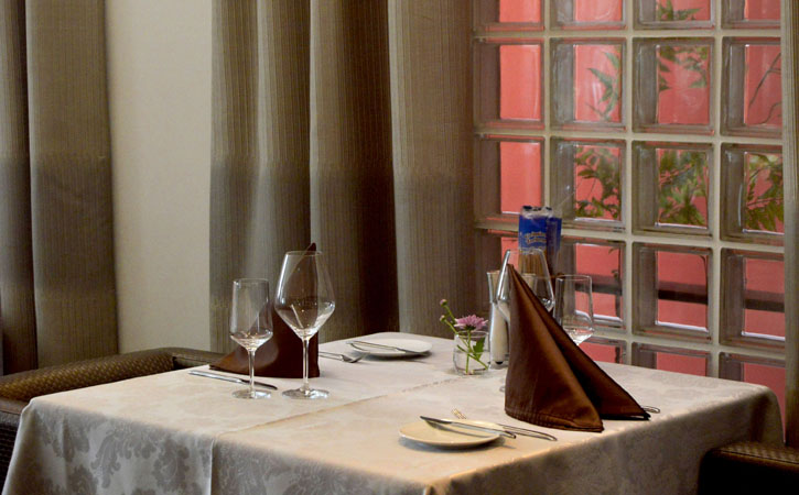 Mesa posta num restaurante de Caldas da Rainha, Gocaldas